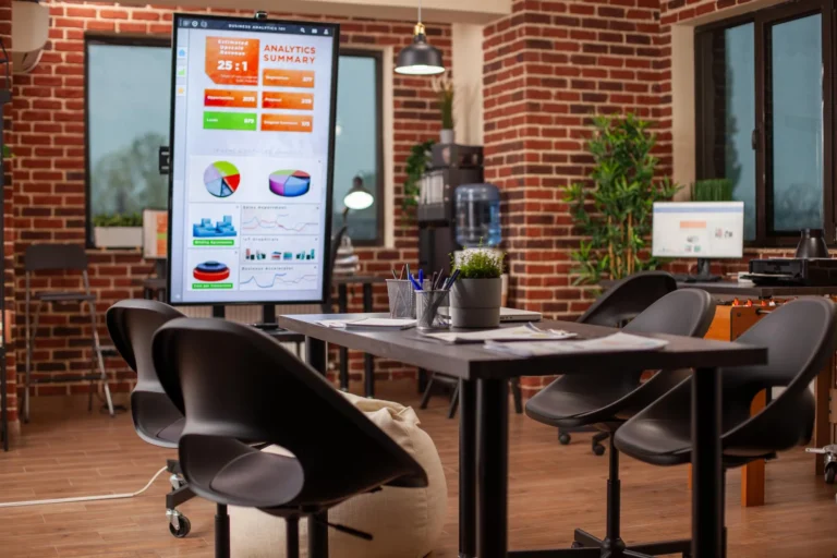 6 Ways Digital Signage Improves Internal Communication in Singapore Offices