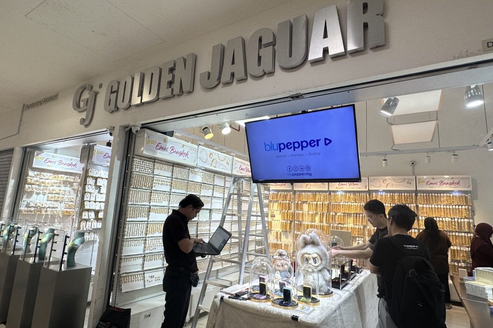 golden-jaguar-jewellery-digital-signage